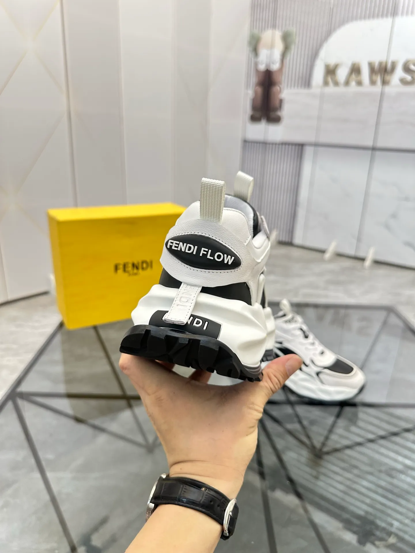 Men's shoes: 💰P580¥ Product trademark: Fendi* "Fendi*" low-top sports shoes Regular size: 39-44 (can be customized to 38.45.46) Product material: imported cowhide upper, breathable lining, original outsole. No.: 0008